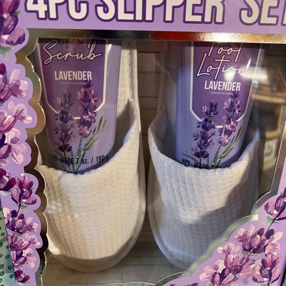 Two 4 piece slipper sets - Picture 3 of 3
